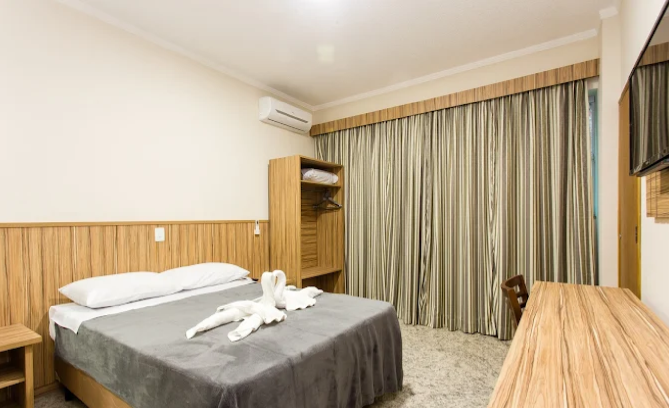 Apartamento confortável do Hotel Dan Inn Premium em Campos do Jordão, com decoração aquecida e cama de casal