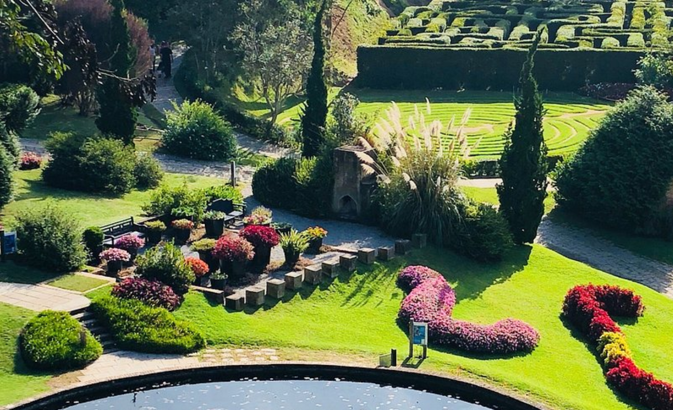 Jardins temáticos do Parque Amantikir em Campos do Jordão com roseiral, labirintos vegetais e flores coloridas em dia ensolarado