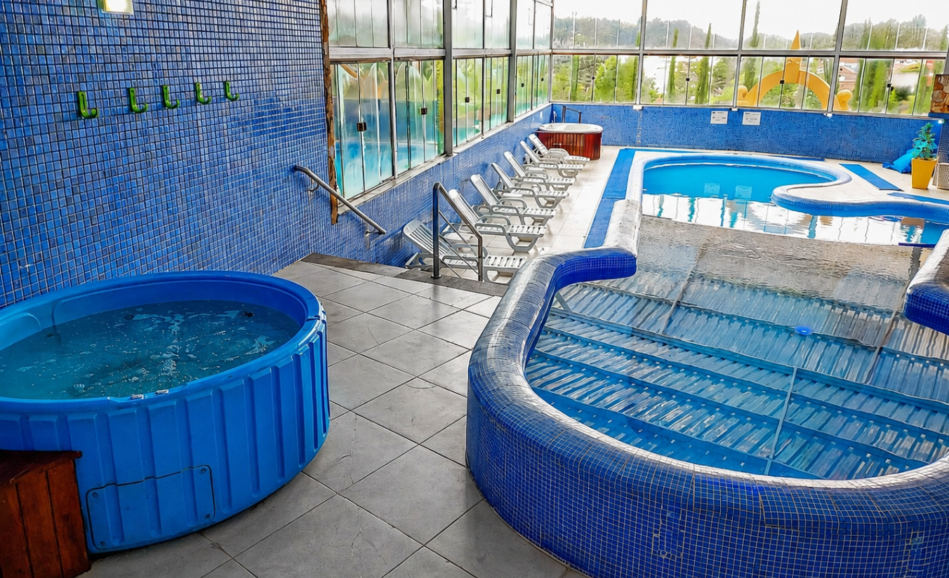 Piscina aquecida do Hotel Nacional Inn Campos do Jordão com ofurôs e área de descanso