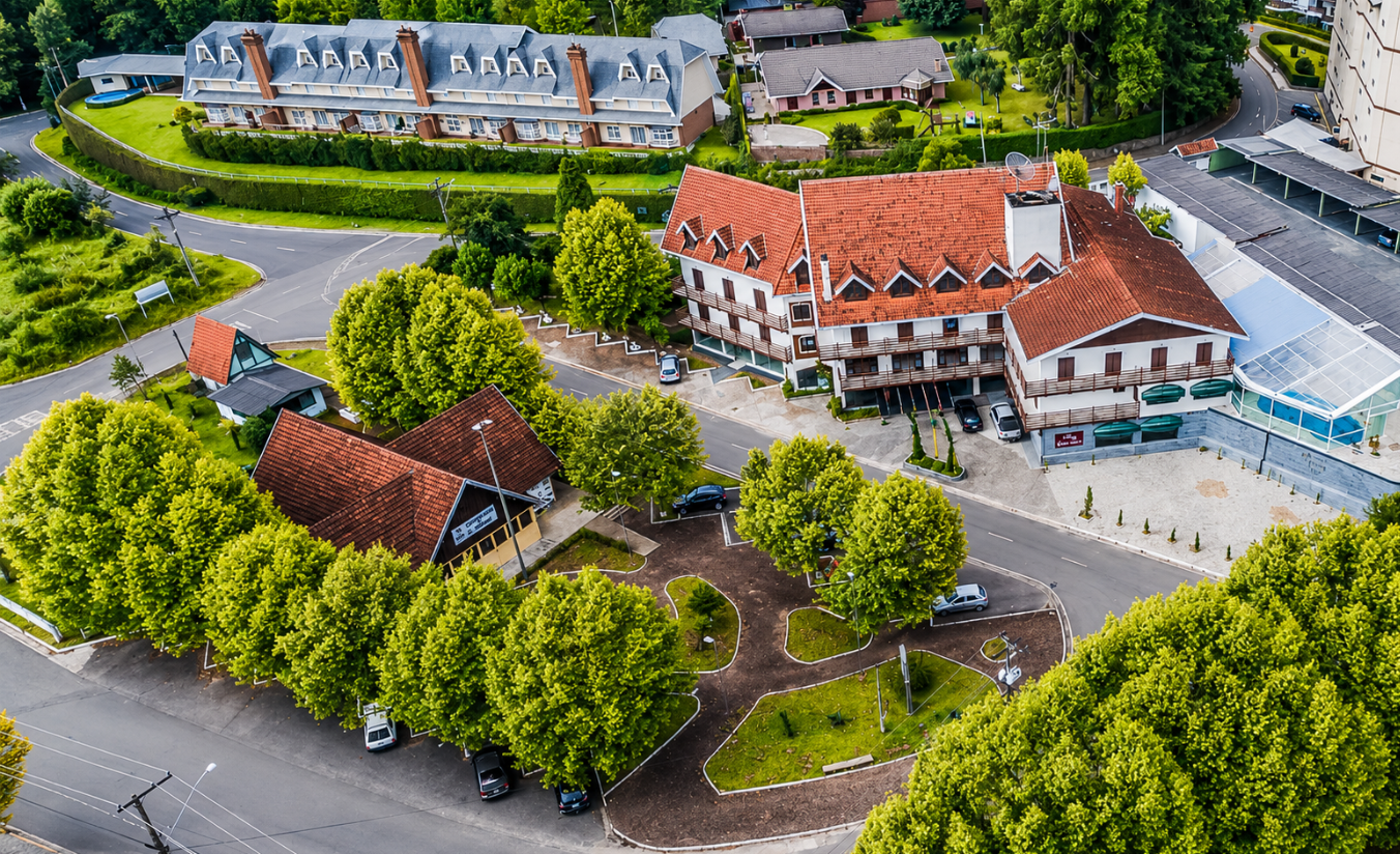 Fachada do Euro Suite Campos do Jordão na Vila Capivari, próximo ao centro turístico