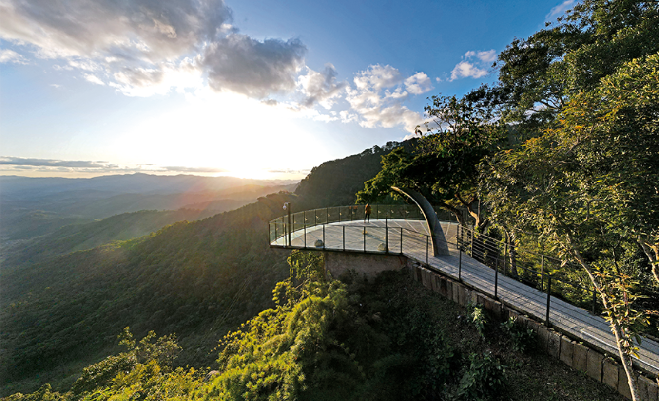 Vista panorâmica da Serra da Mantiqueira a partir de um mirante em Campos do Jordão