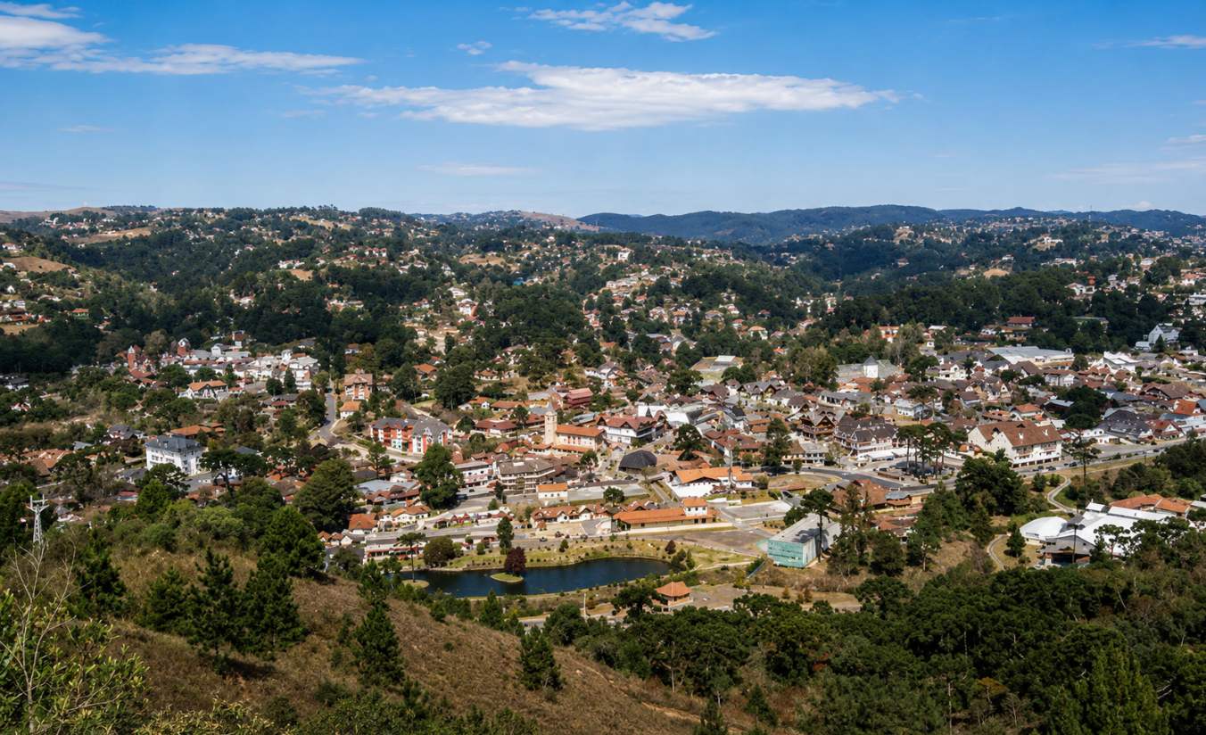 Vista panorâmica de Campos do Jordão entre as montanhas da Serra da Mantiqueira