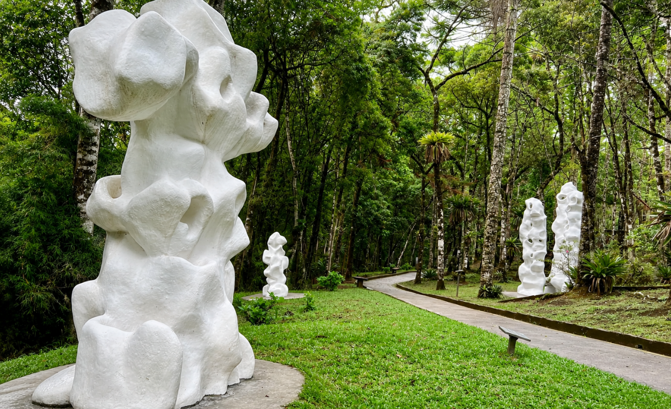 Esculturas ao ar livre do Museu Felícia Leirner em meio à paisagem da Serra da Mantiqueira