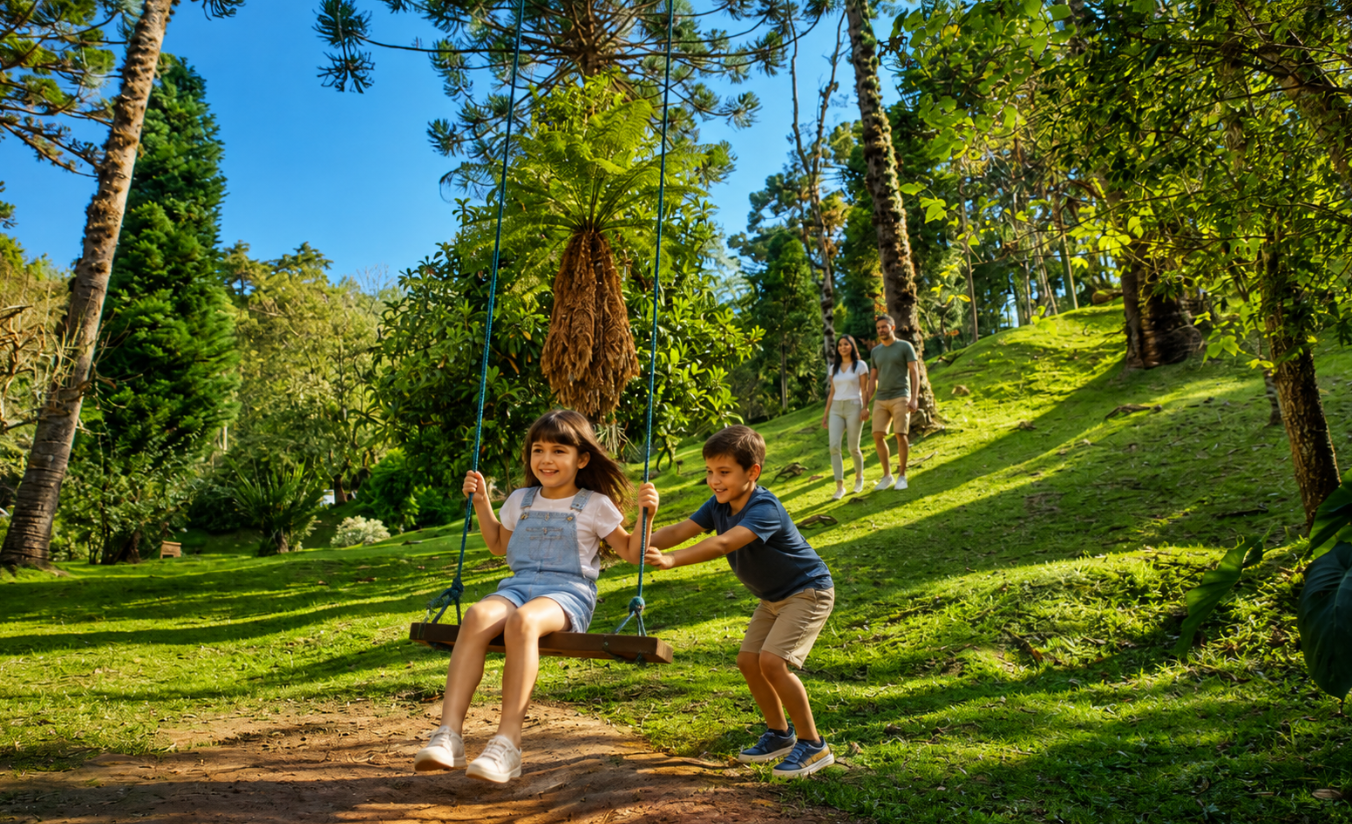 Família caminhando por uma paisagem de montanha em Campos do Jordão