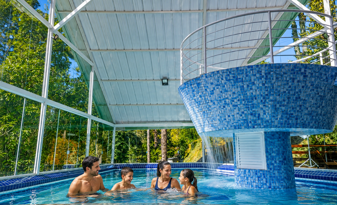 Piscina aquecida de hotel com crianças brincando na água em Campos do Jordão