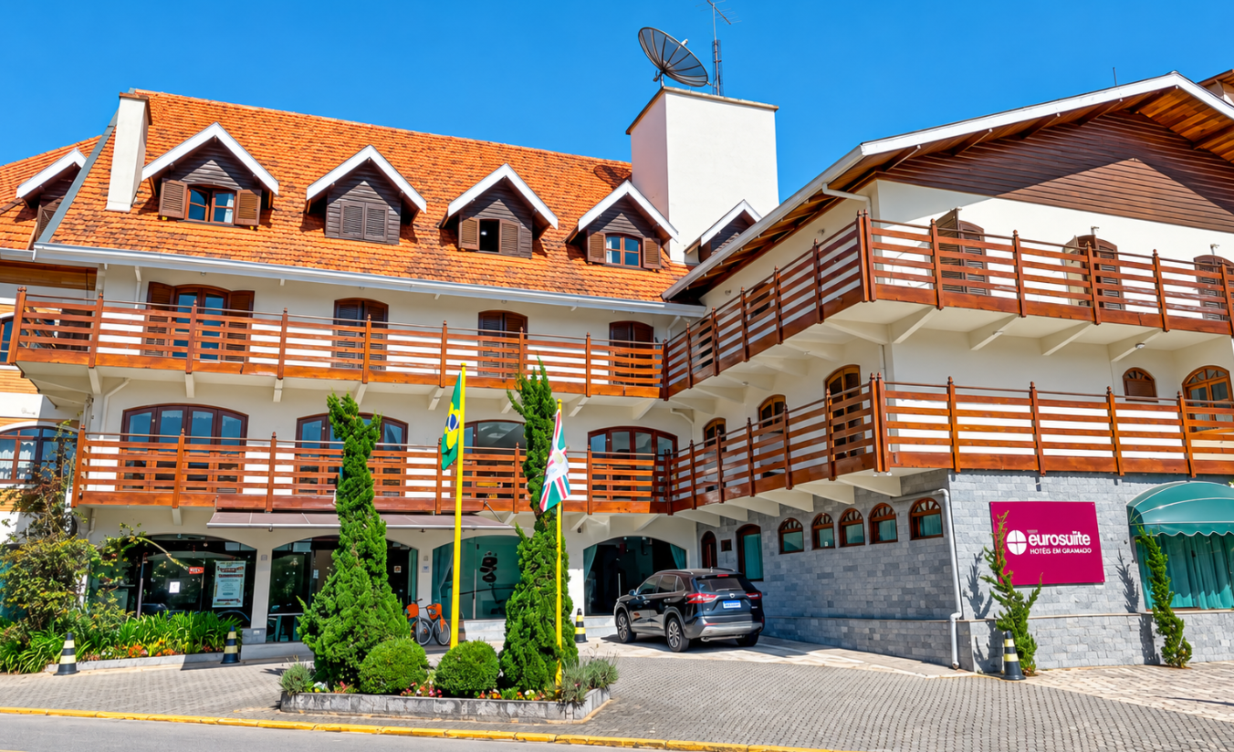 Fachada de hotel na Avenida Emílio Ribas, na Vila Capivari, em Campos do Jordão