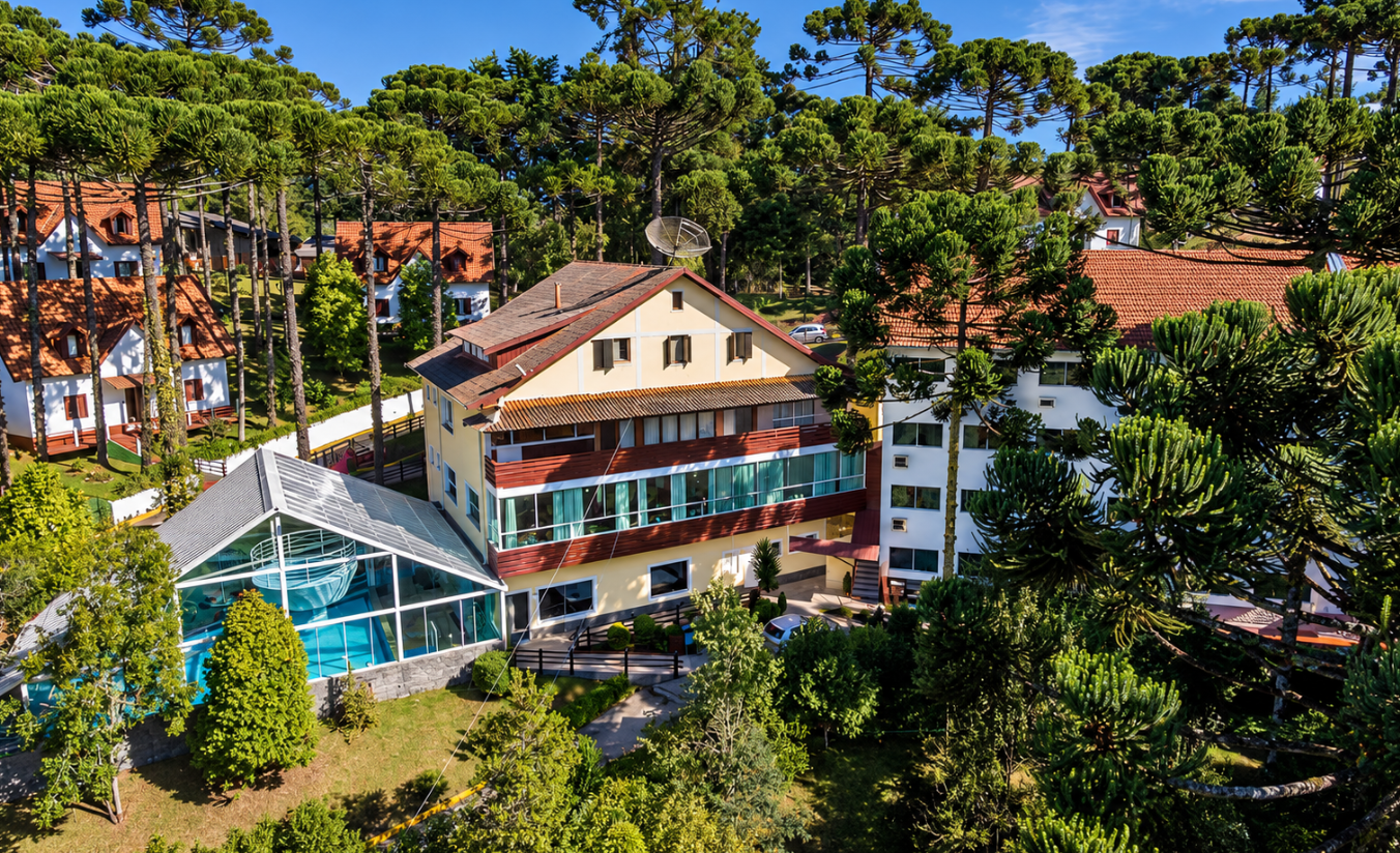 Fachada do Hotel Fazenda Golden Park Campos do Jordão, próximo ao portal da cidade